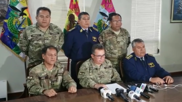 Zavaleta se reunió con militares a  quienes hoy acusa de insubordinados