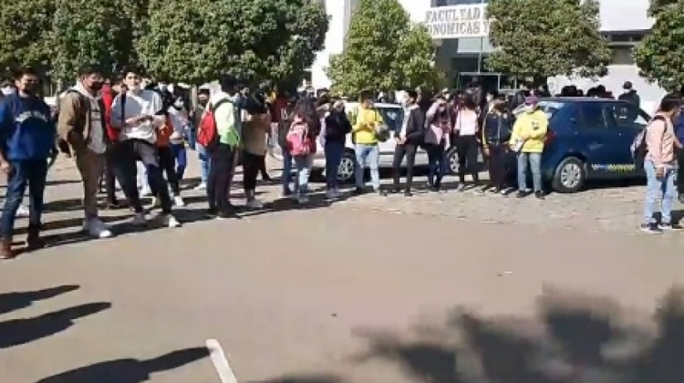Estudiantes toman campus  de la universidad de Tarija