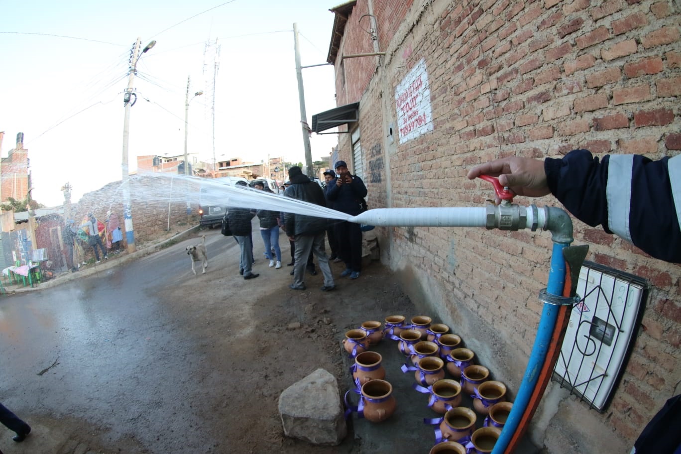 Dotan de agua potable al Distrito 8 de Cochabamba