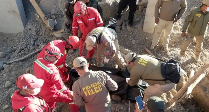 Rescatan cuerpos sepultados tras caída de talud en una construcción