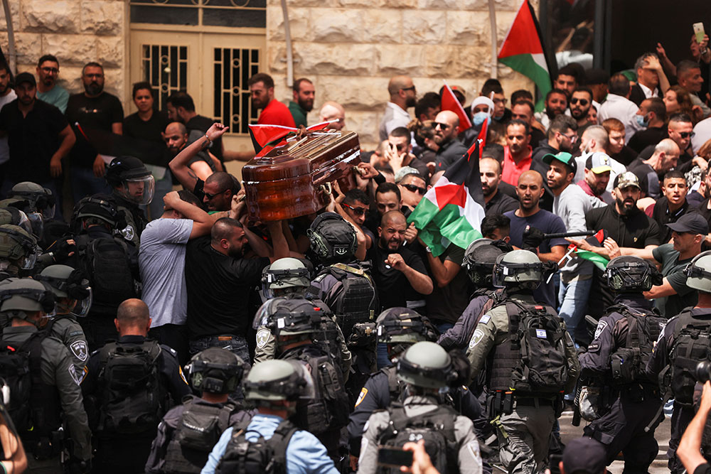 Policía se enfrenta contra asistentes  a funeral de periodista palestina