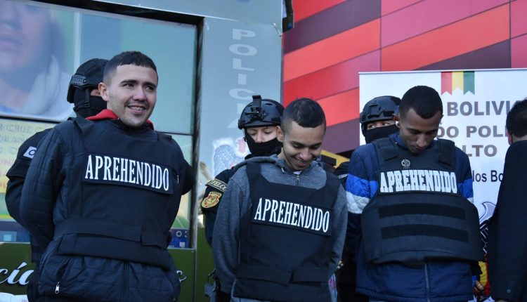 Atrapan a tres colombianos  que asaltaban con armas