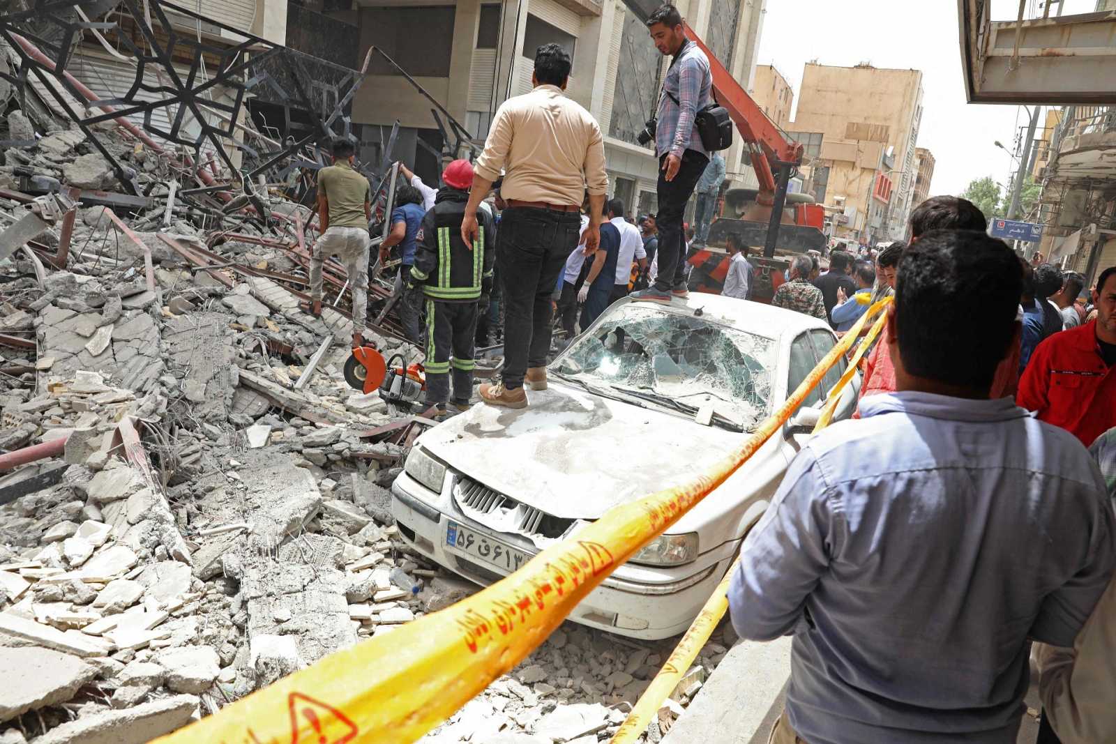 Un edificio colapsa en Irán y  deja 5 muertos y 80 atrapados