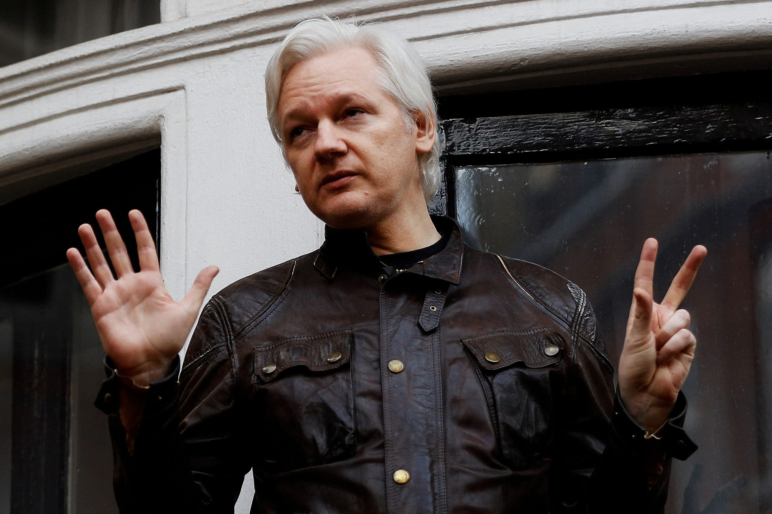 Gobierno británico firma orden de  extradición de Assange a EEUU
