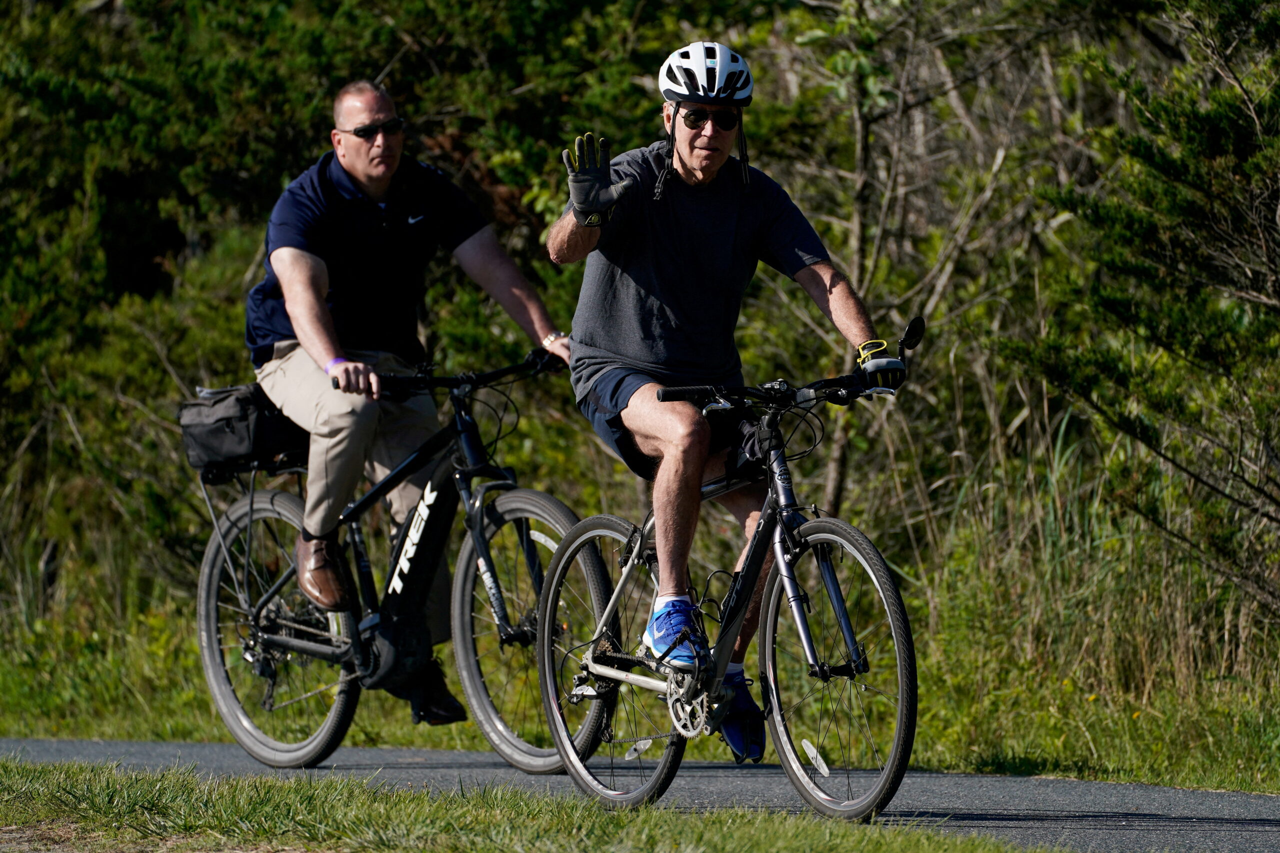 Presidente Joe Biden cae  de bicicleta durante paseo