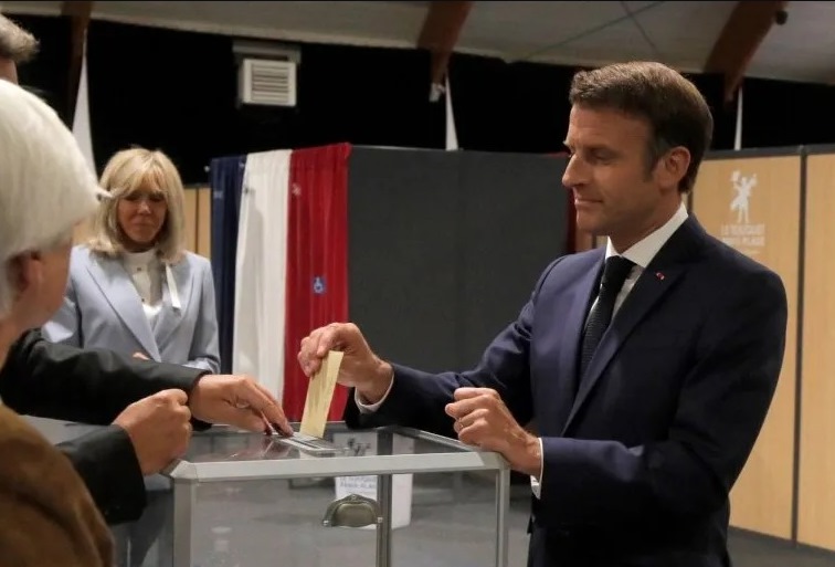 Proyecciones sitúan a coalición de  Macron lejos de mayoría absoluta