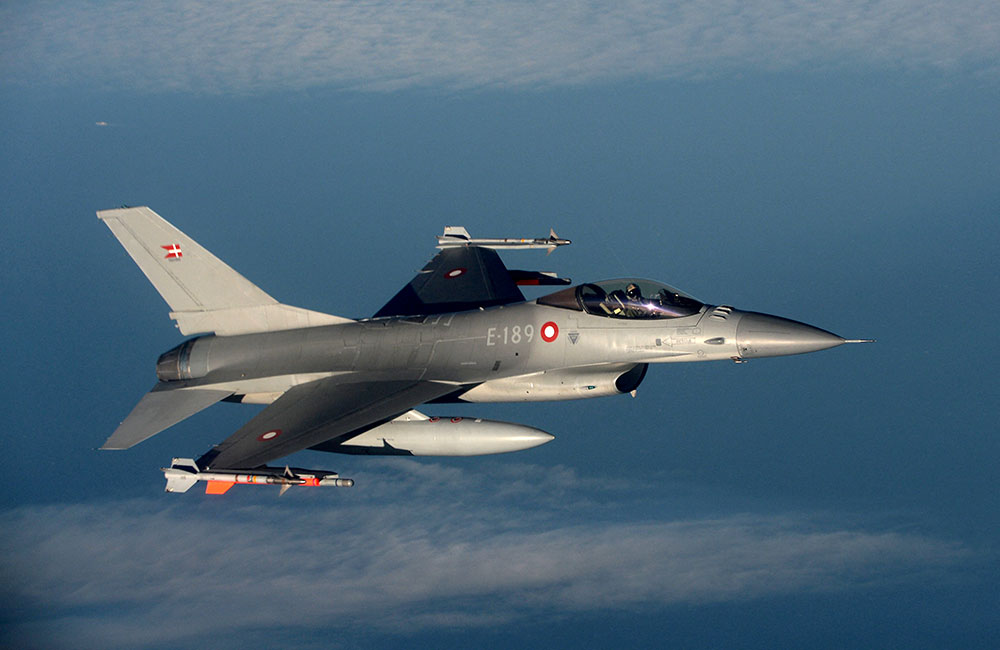 Dinamarca mantendrá  cazas F-16 en vuelo
