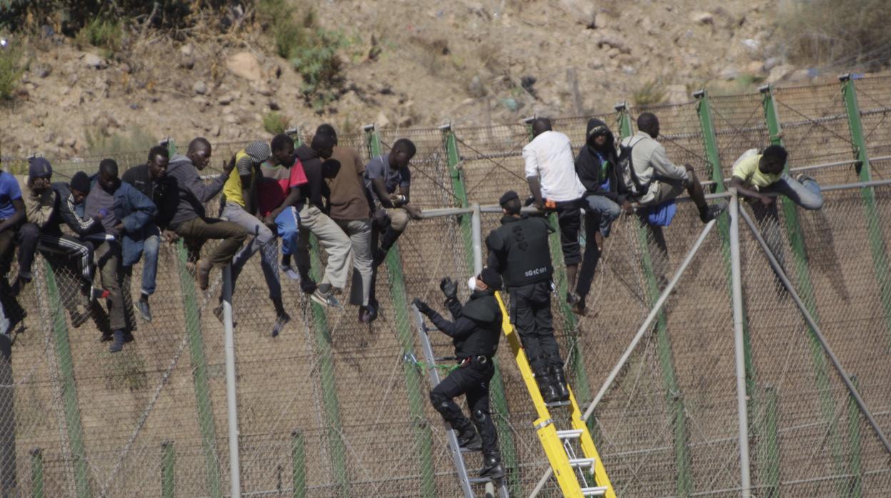 Veintitrés migrantes muertos tras  intento de salto de valla en Melilla