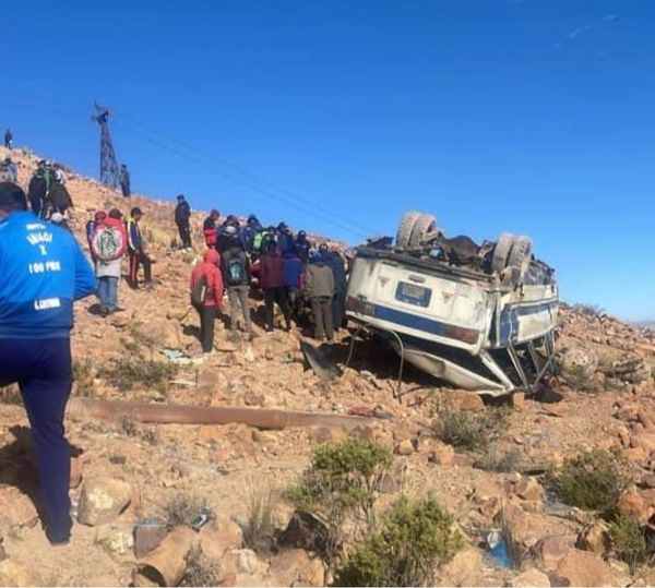Bus se embarranca y deja dos fallecidos y 20 mineros heridos