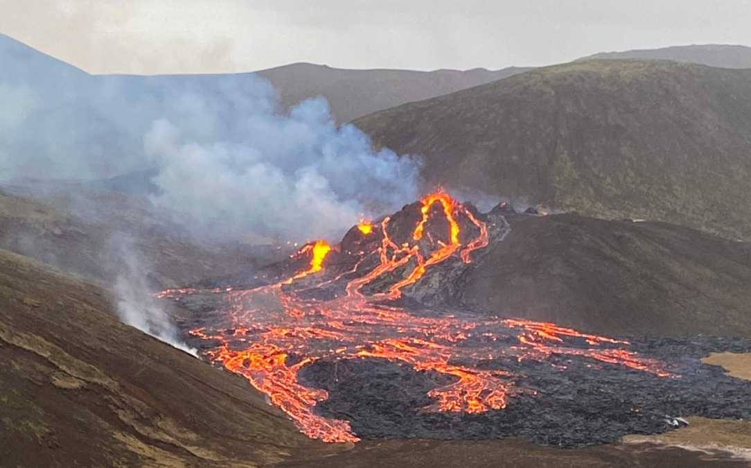 Volcán entra en erupción  cerca de capital de Islandia