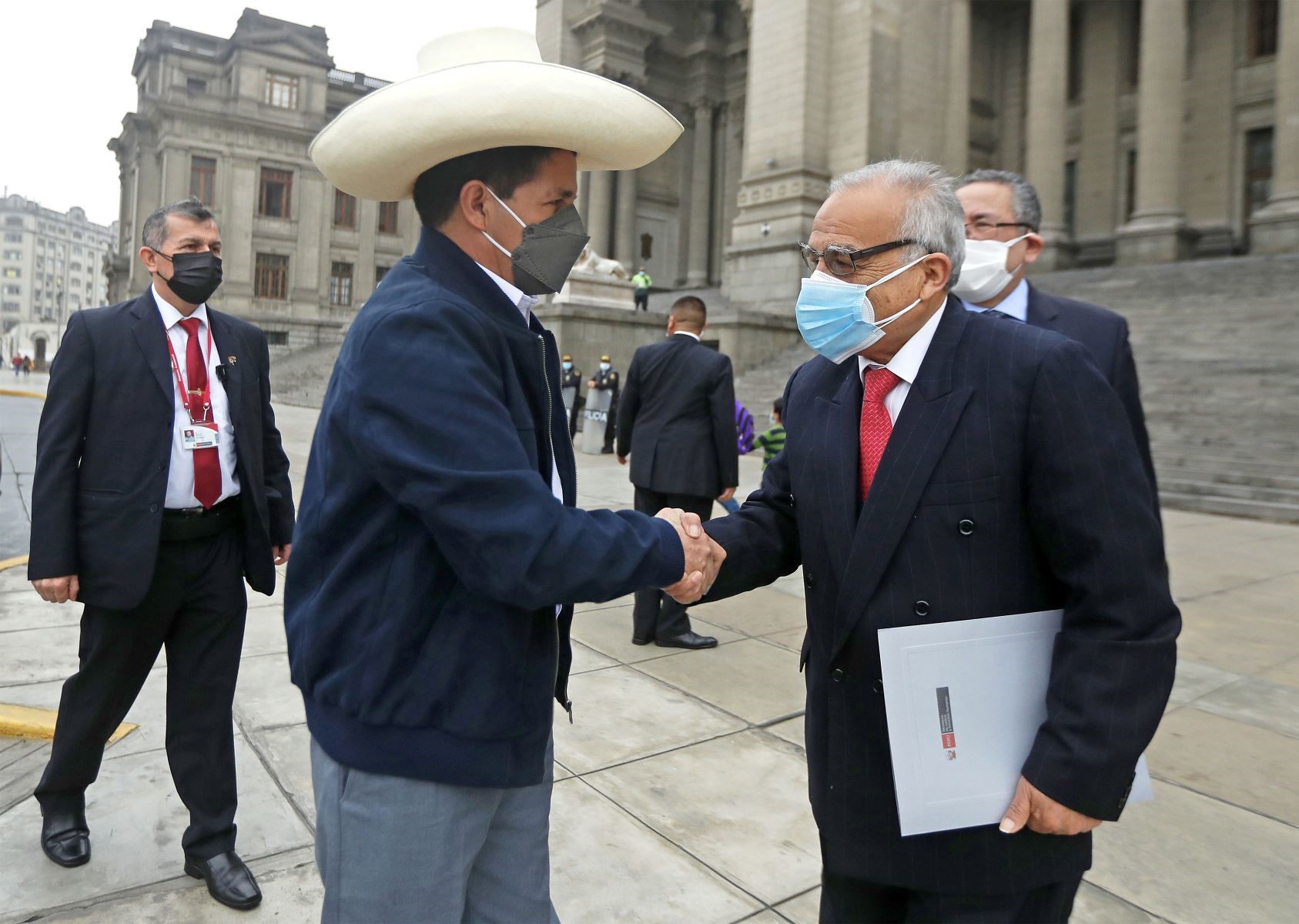 Renuncia Primer Ministro de Perú