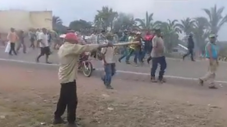 Comunarios de Guarayos intervienen bloqueo de campesinos; hay 7 heridos