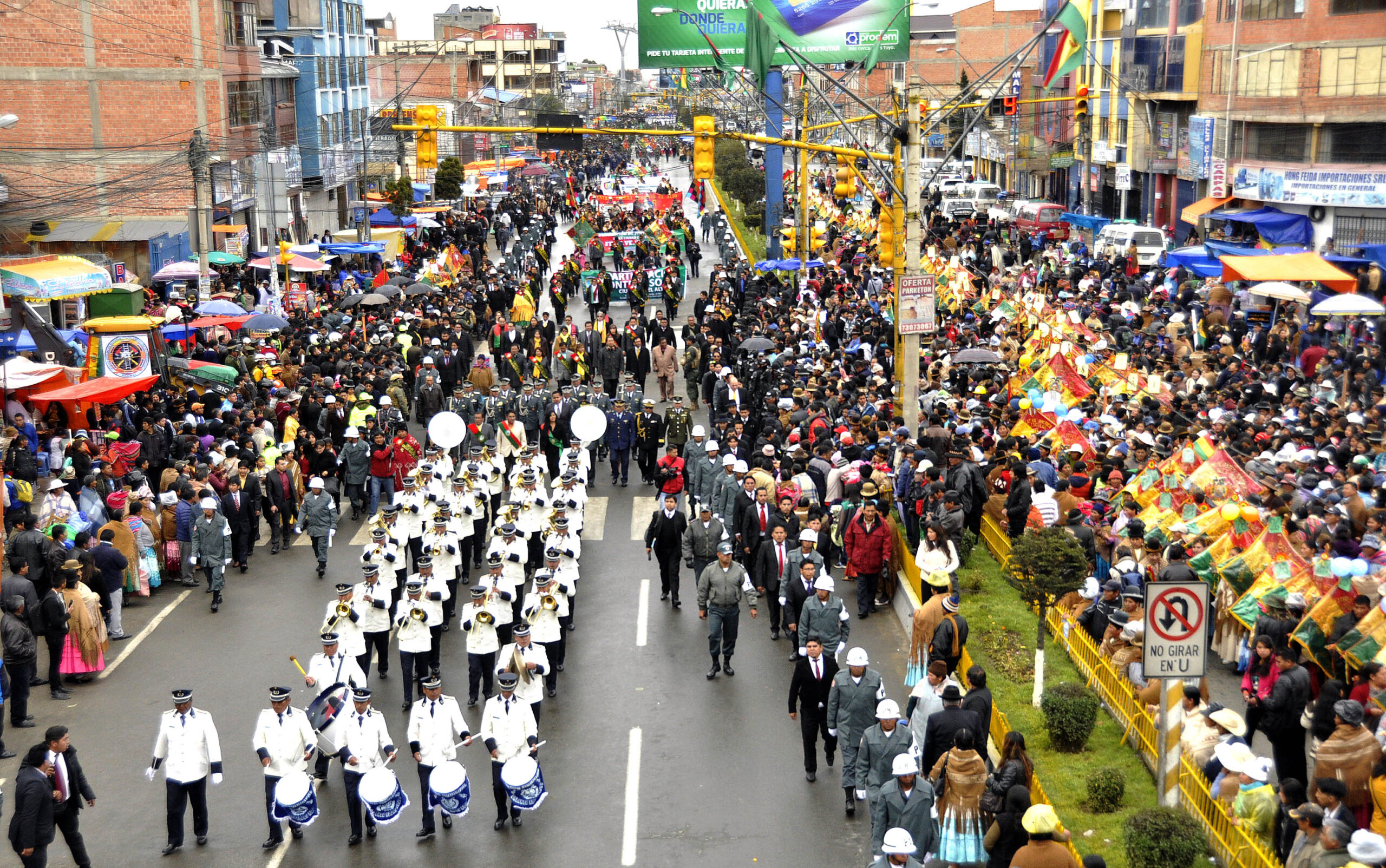 Desfiles paralelos en ciudad de El Alto por fiestas patrias