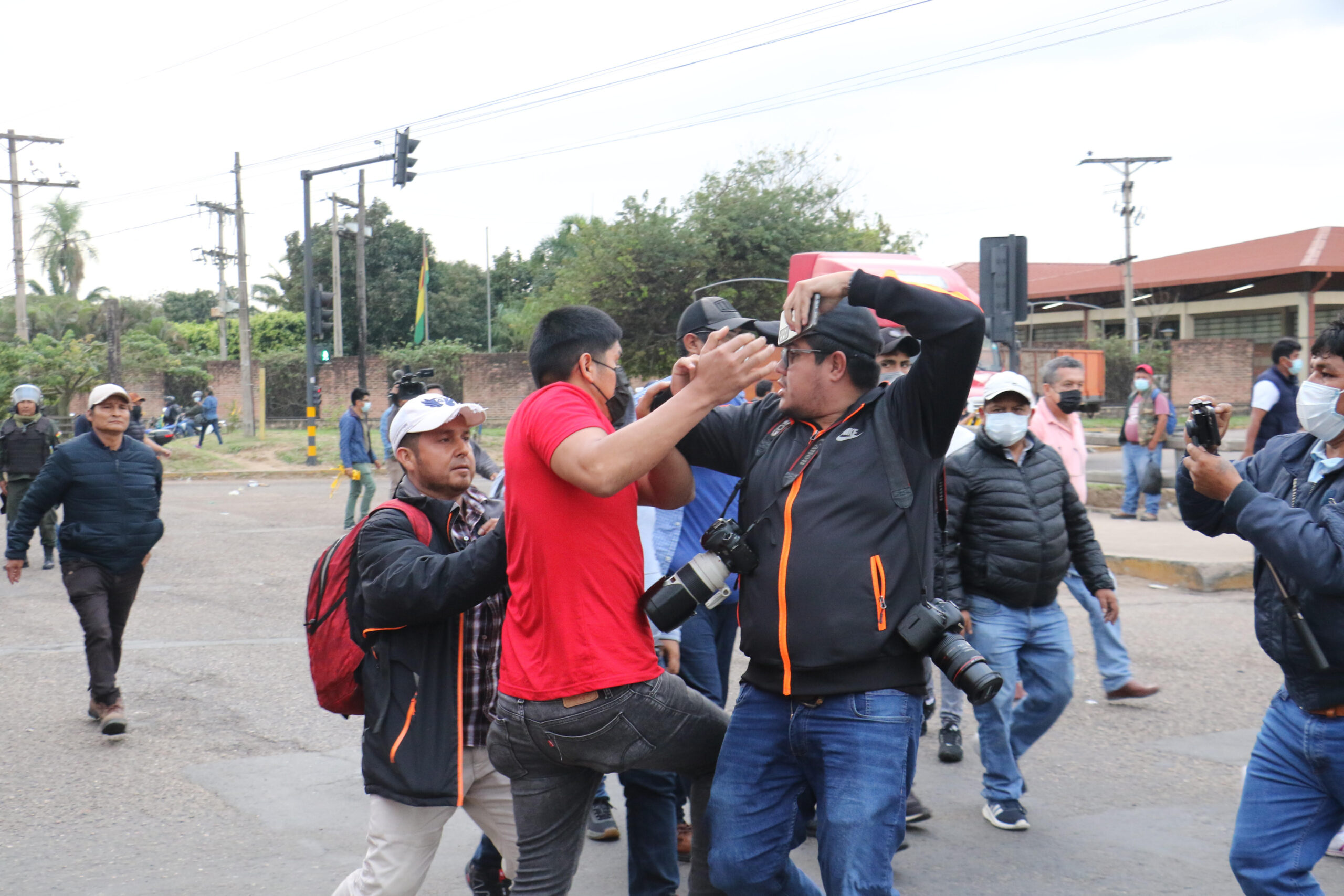 Dos fotoperiodistas fueron agredidos por militantes del partido de gobierno