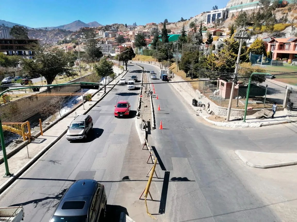 Instalan cuatro semáforos en Costanera y Los Sargentos