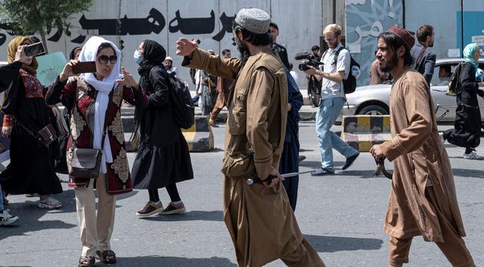 Talibanes dispersan con disparos  manifestación de mujeres afganas