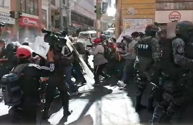 Policía gasifica a productores de Adepcoca  que trataron de ingresar a Plaza Murillo
