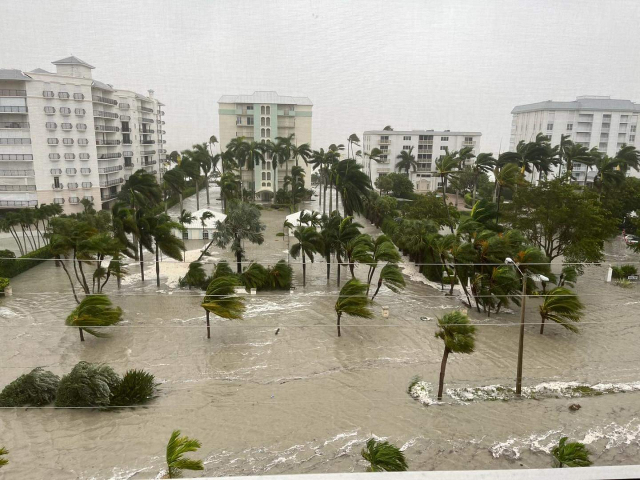 Huracán Ian toca tierra al norte de  Fort Myers con fuerza monstruosa