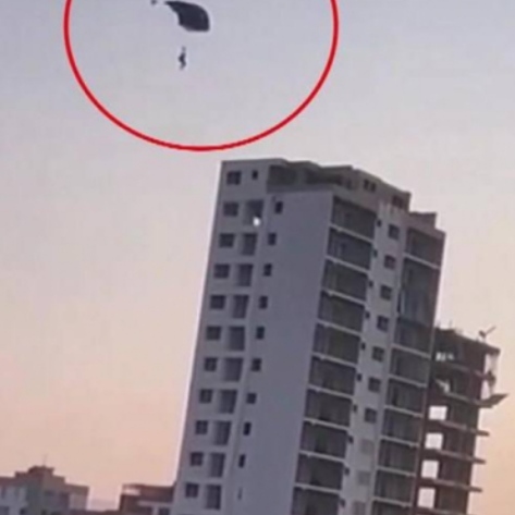 Paracaidista sufre accidente  e impacta con un edificio