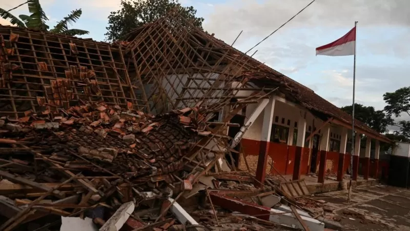 Reportan al menos 162 fallecidos por  terremoto de magnitud 5,6 en Indonesia