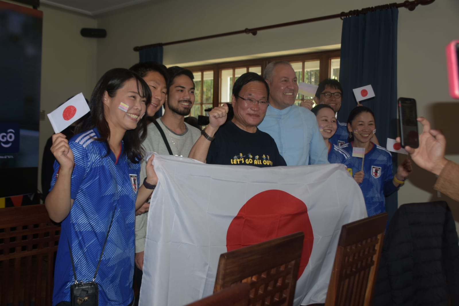 Embajadores de Alemania y Japón siguieron  juntos las incidencias del partido entre sus seleccionados