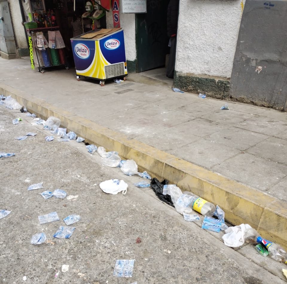 Estudiantes dejan basura en las calles