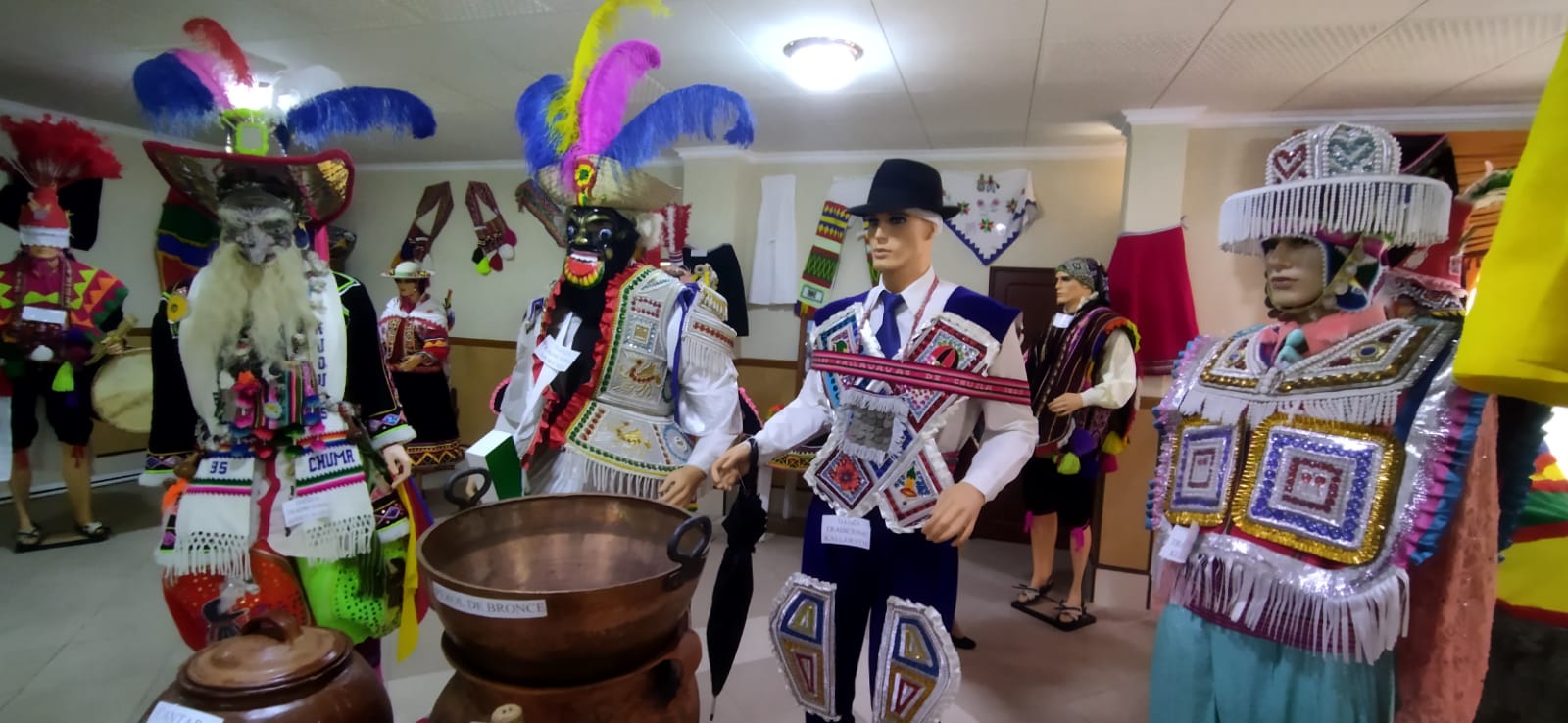 Humberto tiene un museo del  folklore de la provincia Muñecas
