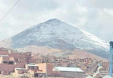 Tras la prolongada falta de lluvias,  una nevada alegra la ciudad de Potosí