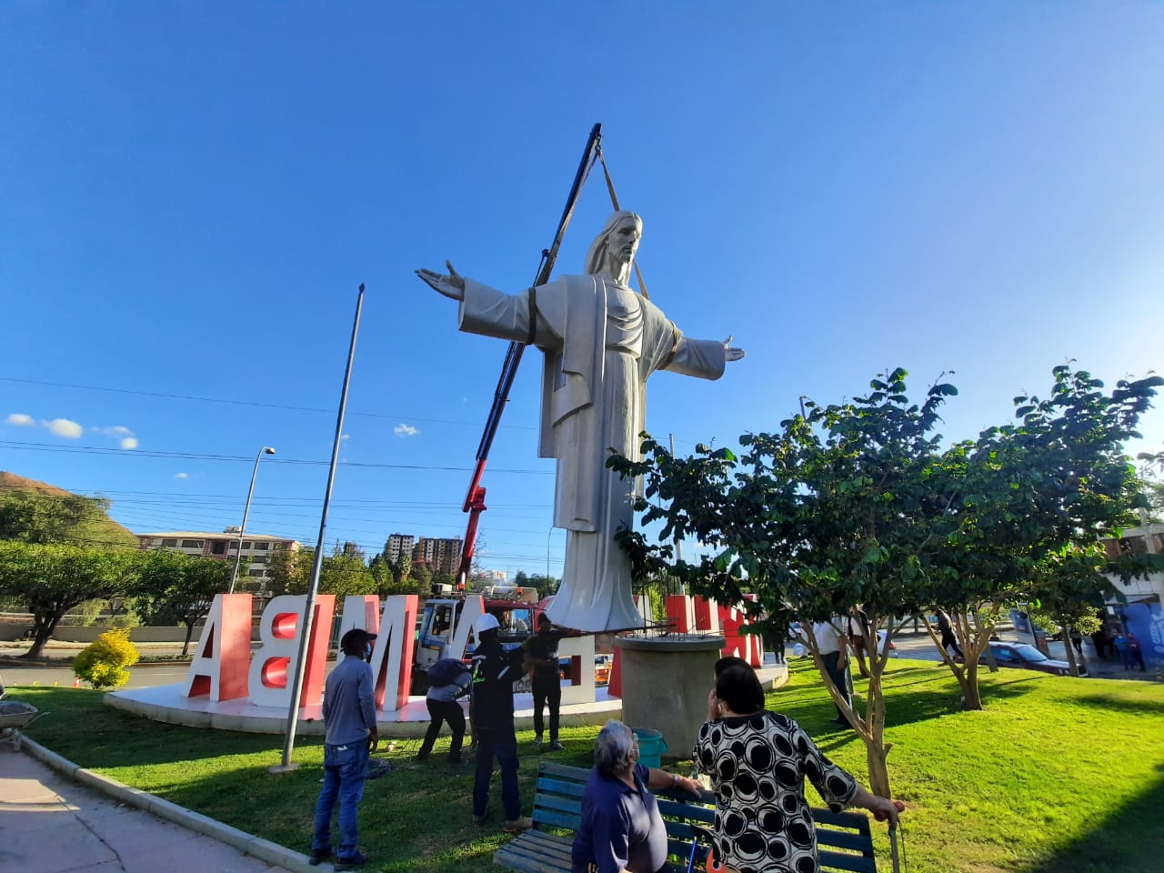 Colocan réplica del Cristo de la  Concordia en parque del Arquitecto