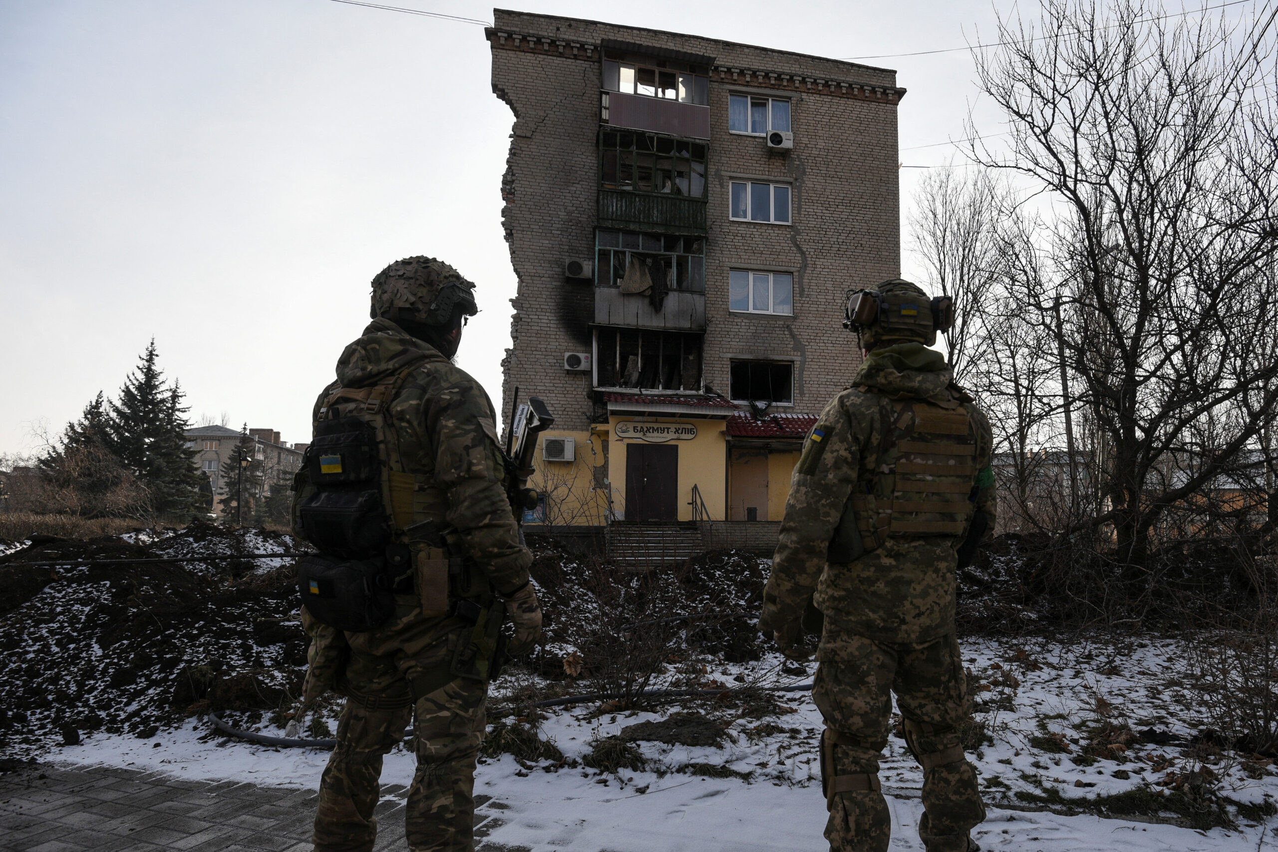 Dos muertos por bombardeo de Rusia a otro edificio en Ucrania