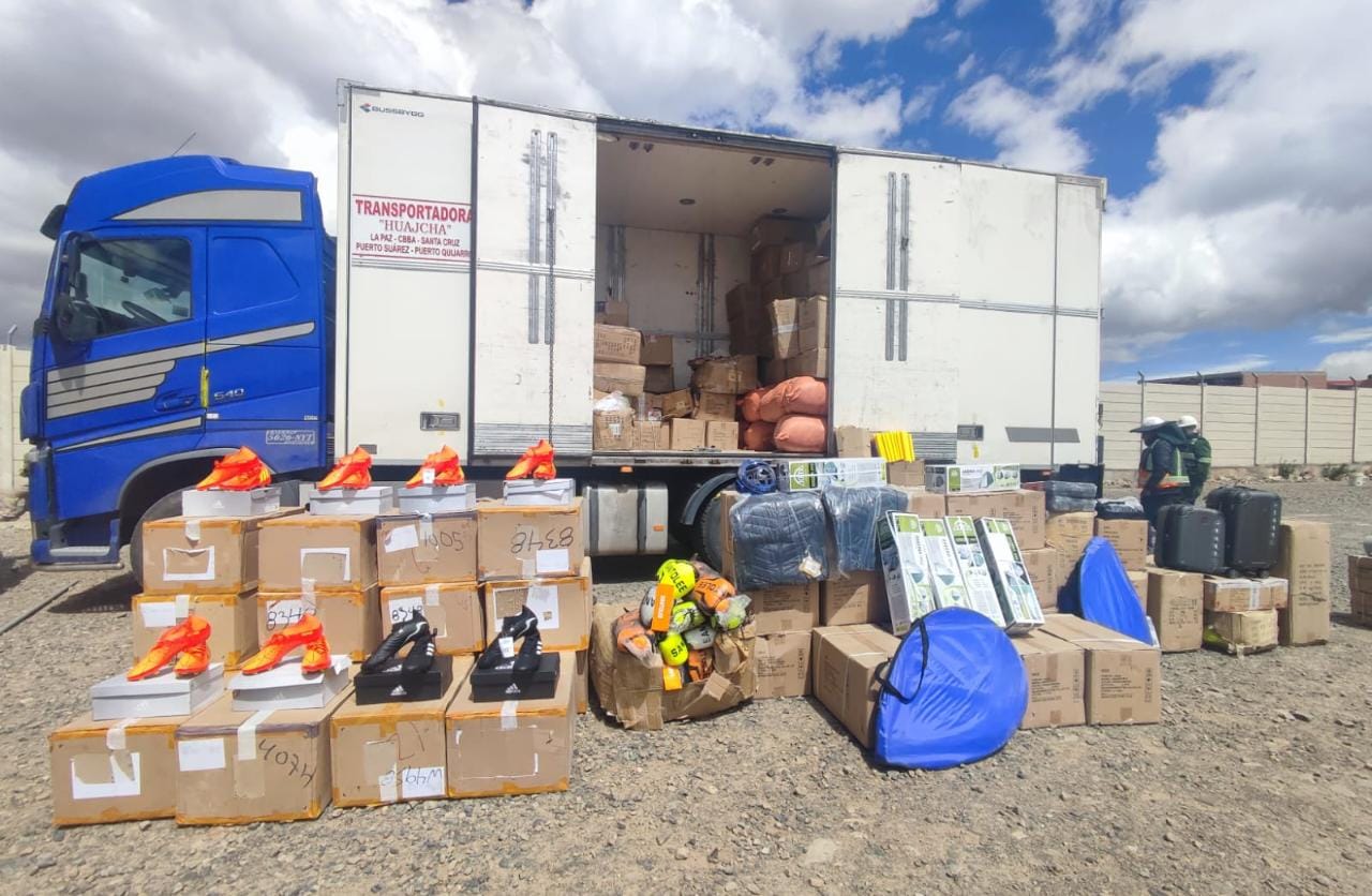 Camiones detenidos con artículos de contrabando en El Alto