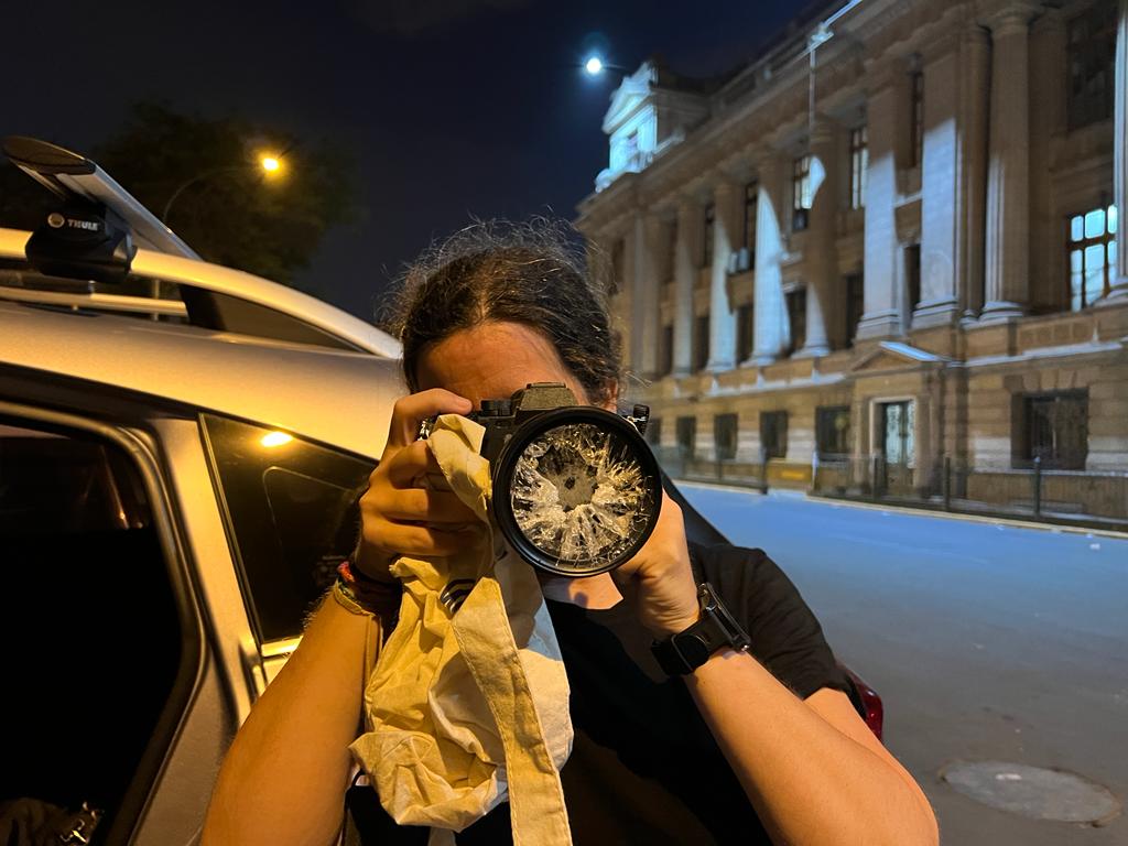 Cámara salva a periodista de quedar ciega tras represión de la Policía