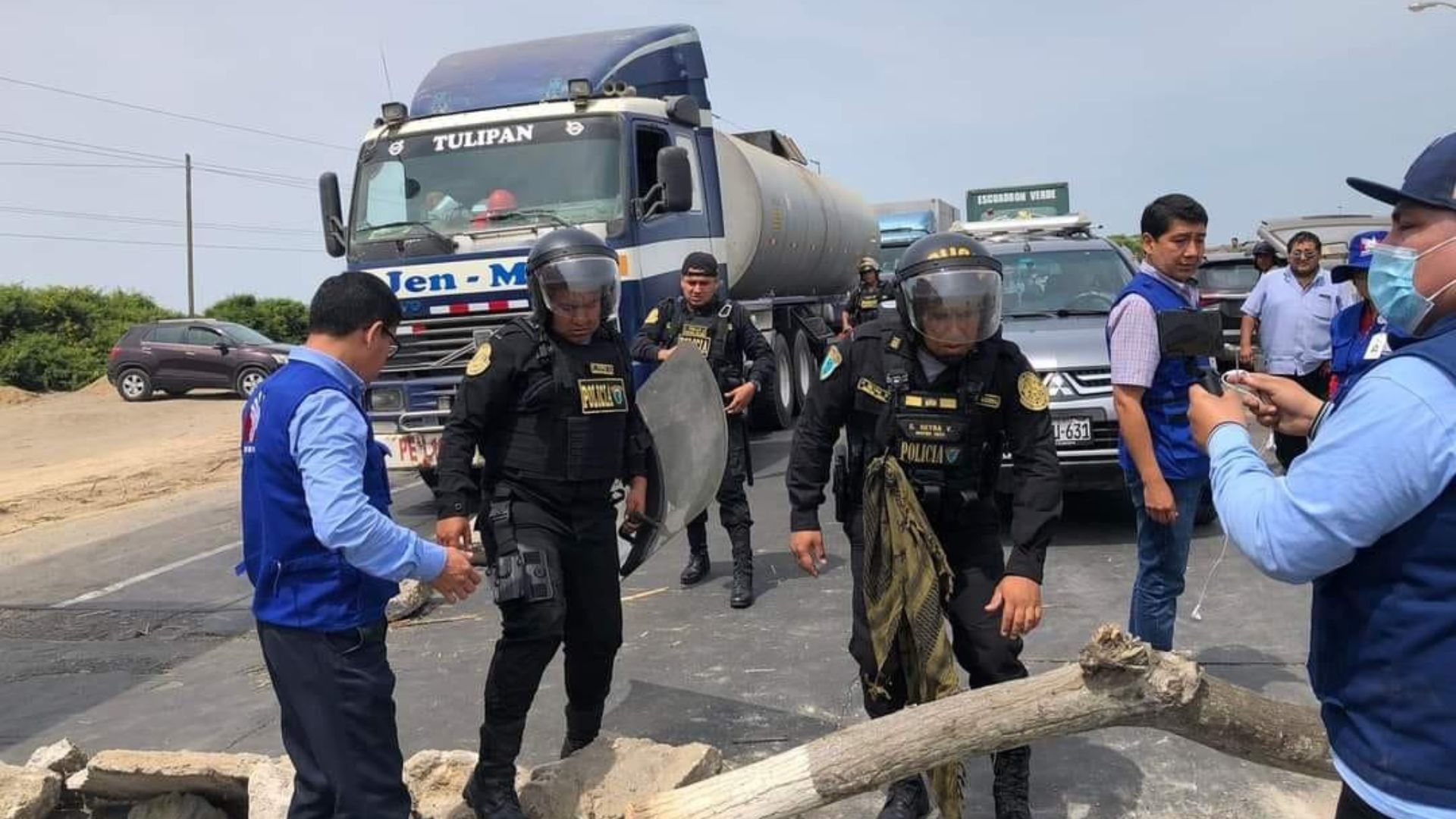 Policía y Fuerzas Armadas inician  desbloqueo de carreteras en Perú