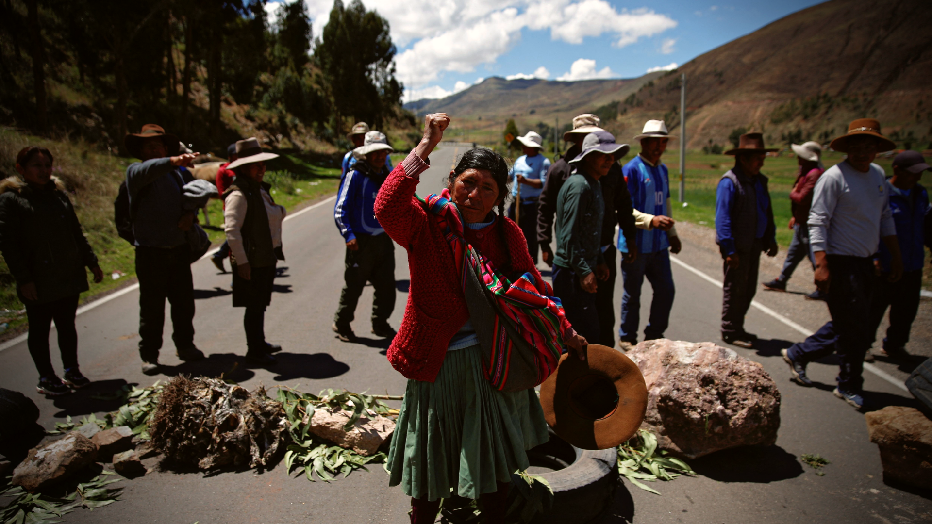Persiste bloqueo de vías en ocho regiones del Perú