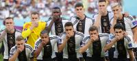 Los jugadores de Alemania posan con la boca tapada ante las censuras de la FIFA al brazalete arcoíris en Catar