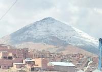 Tras la prolongada falta de lluvias,  una nevada alegra la ciudad de Potosí