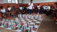 Maestro enseña ajedrez con  botellas recicladas y arena