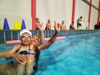 Niños sordos aprenden natación mediante lenguaje de señas