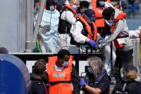 Gobierno de Reino Unido albergará  a inmigrantes en una barcaza gigante