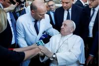 Investigan a cirujano que operó  dos veces al Papa Francisco