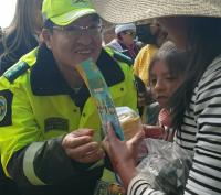 Tránsito de El Alto regaló alegría  a niños de Urbanización Mercurio